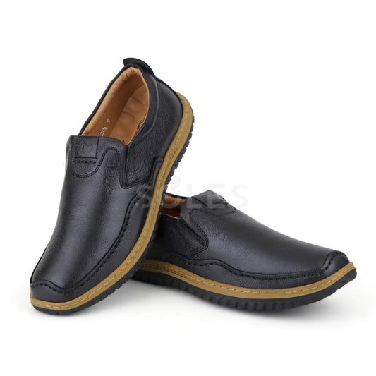 SOLES E-16 black men's casual leather slip-on shoes, pair view with tan sole edge and side profile