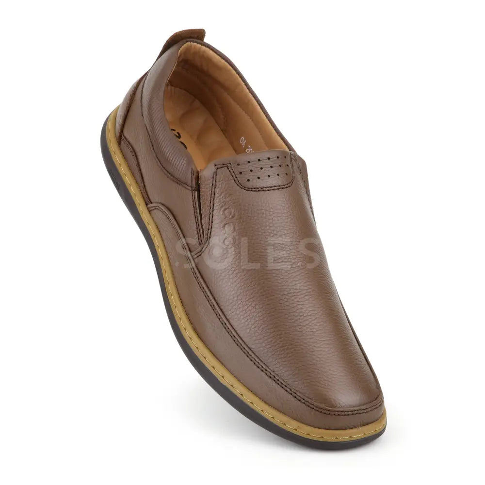 SOLES E-71 mustard tan-brown men's casual slip-on shoe, three-quarter side view, soft leather upper with elastic gusset and perforated vamp detail