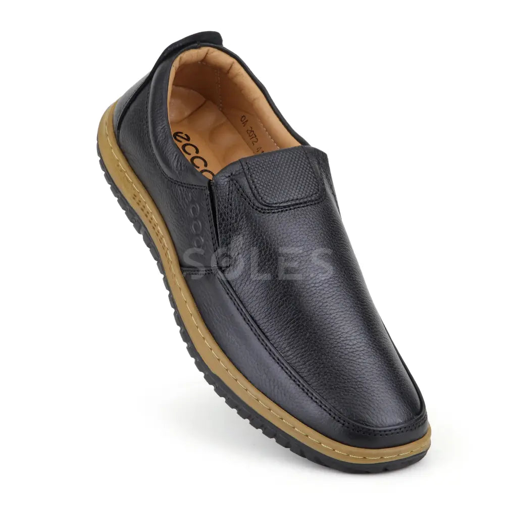 SOLES E-72 black men's casual slip-on shoe, three-quarter side view, pebbled black leather with a stitched overlay on the vamp, tan midsole and black grip tread